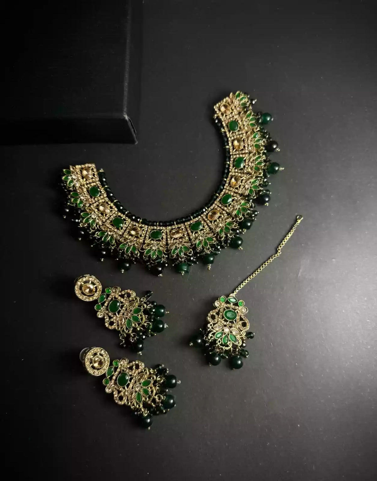 Zircon necklace set with teeka