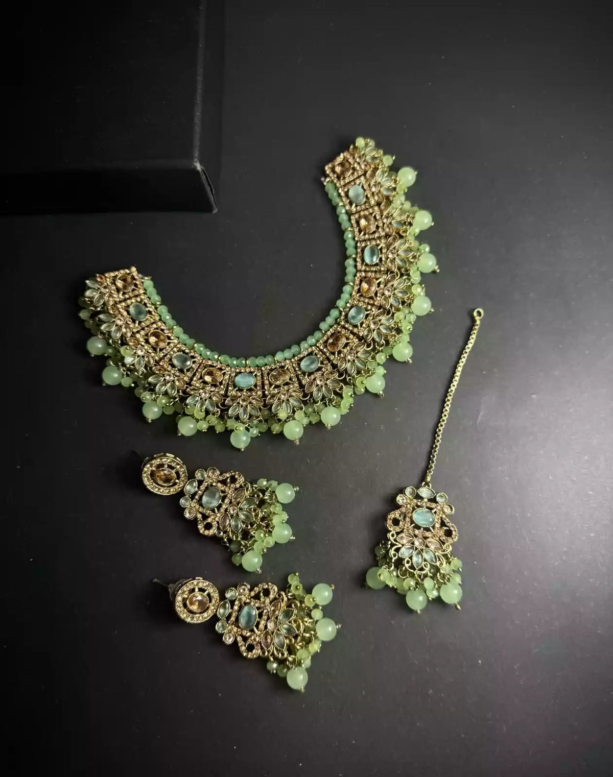 Zircon necklace set with teeka