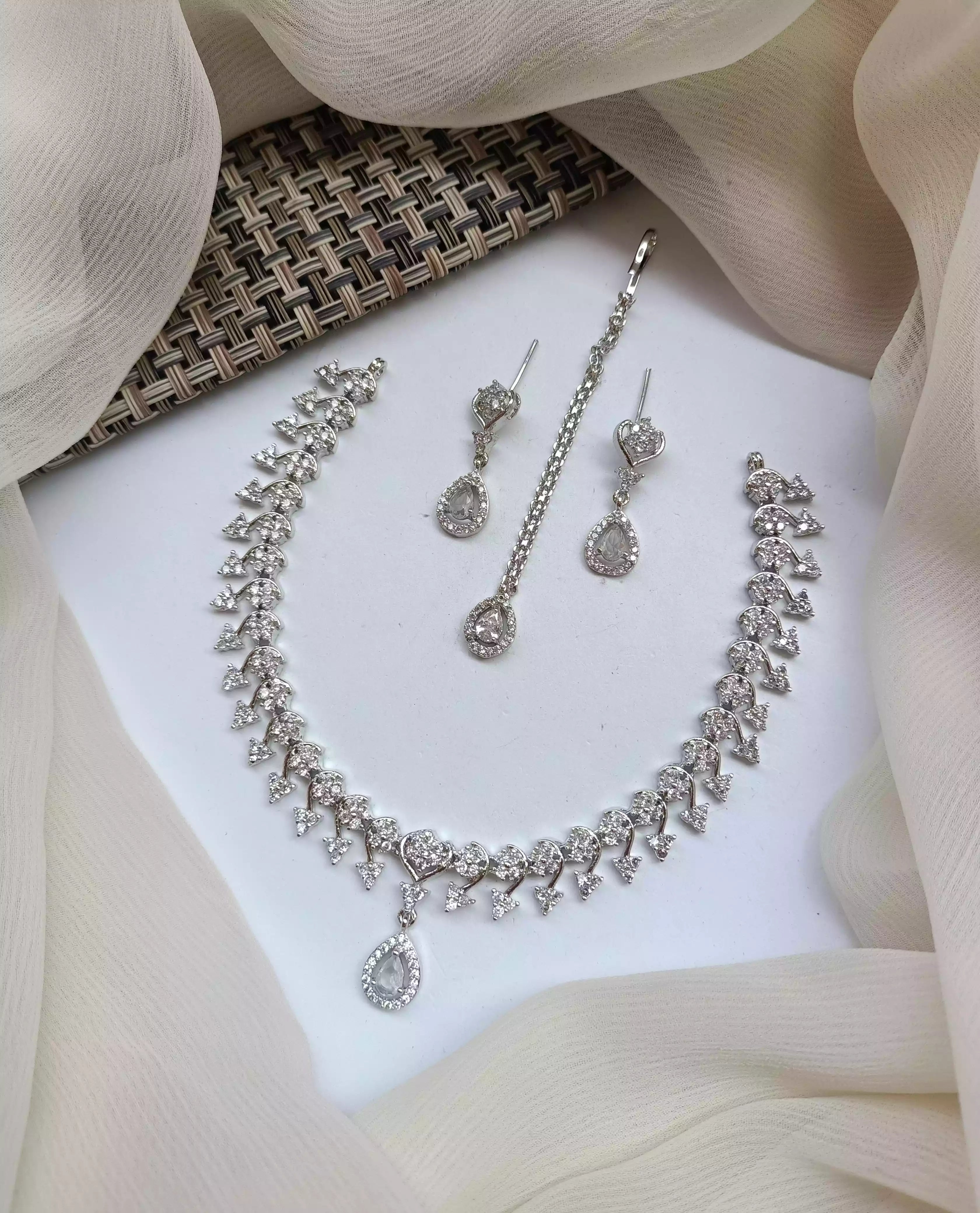 Delicate zircon necklace set Secondary image