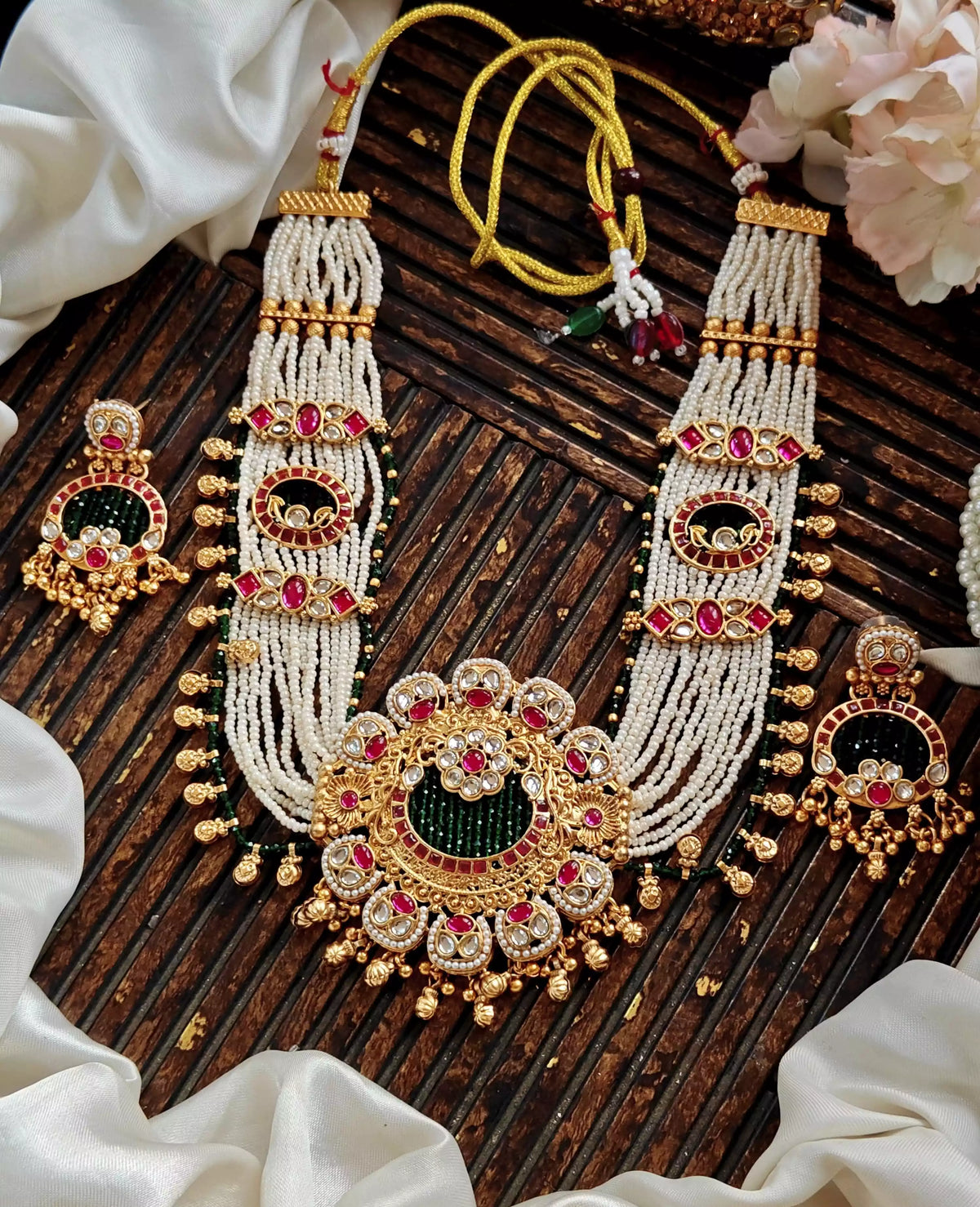 Traditional indian necklace set Main image