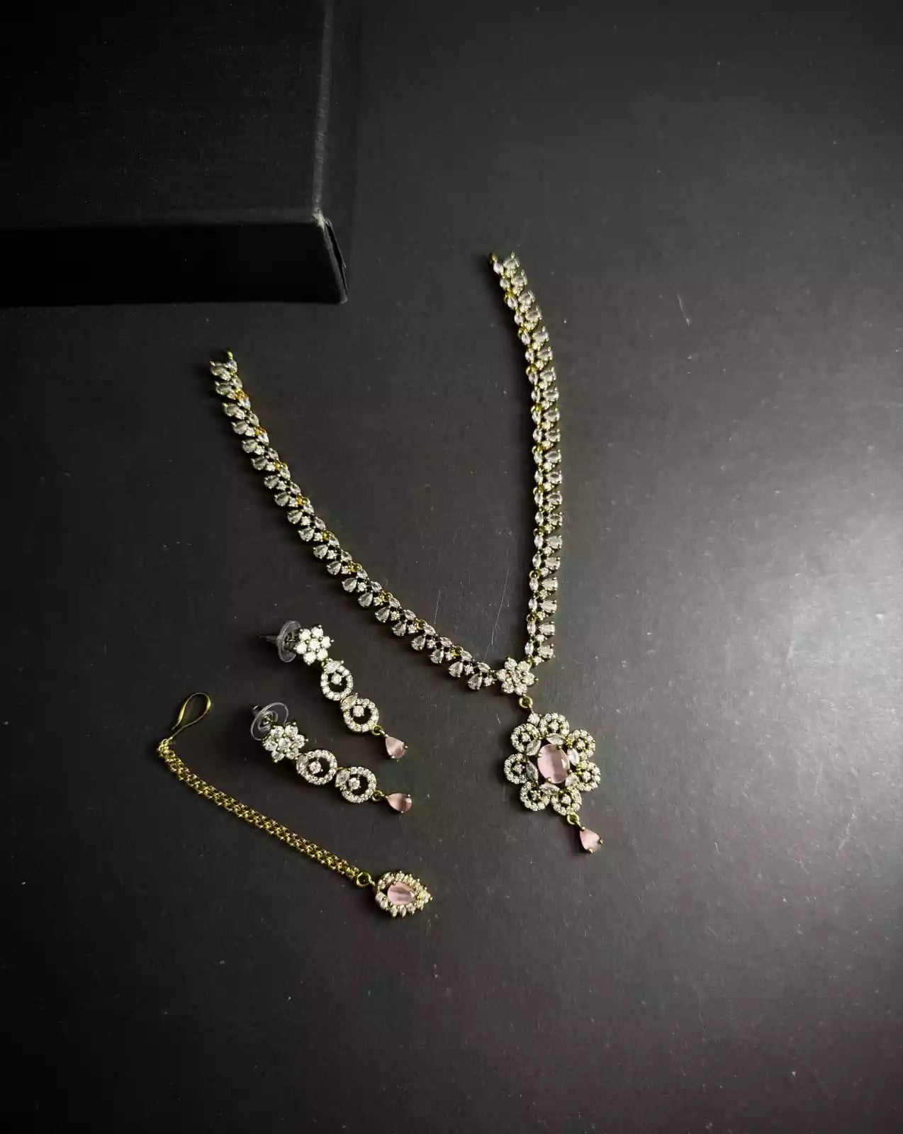 Indian zircon necklace set Secondary image