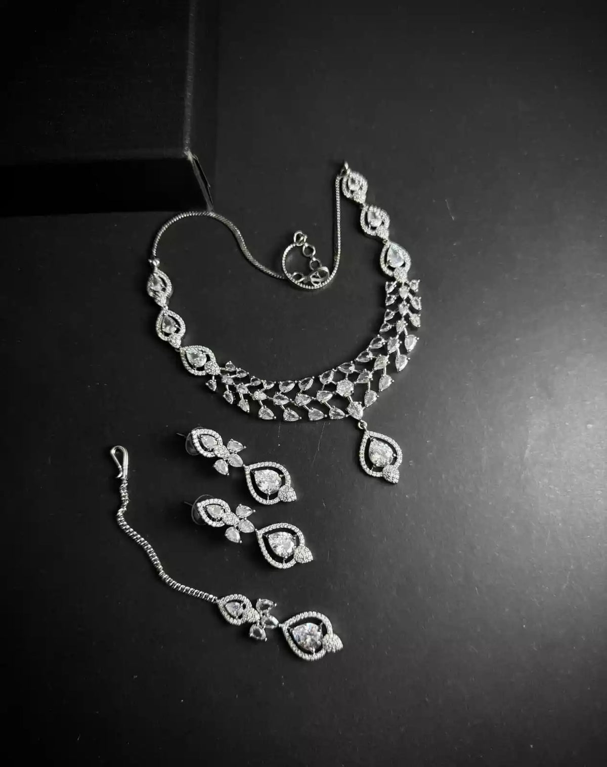 Indian zircon necklace set Main image