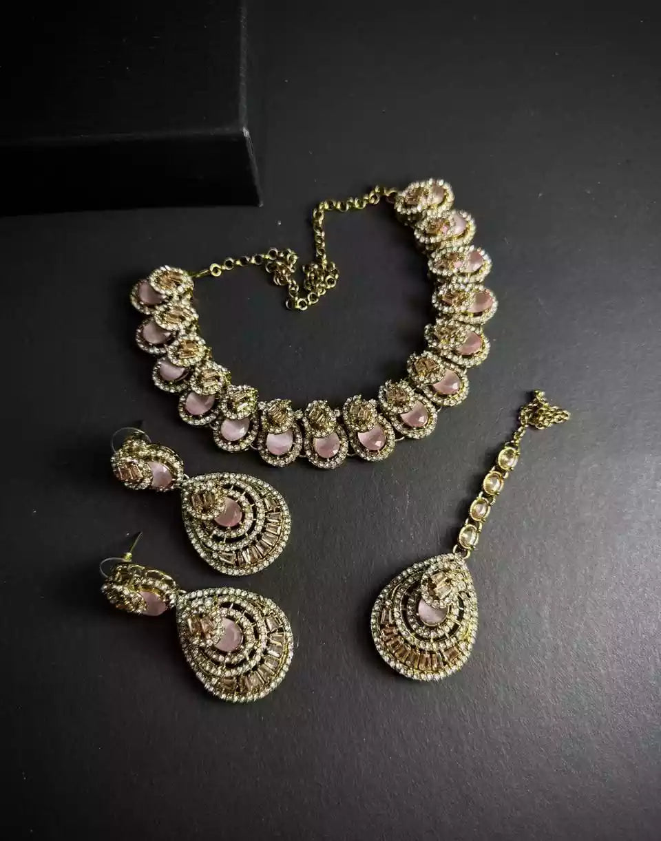 Zircon necklace set with teeka