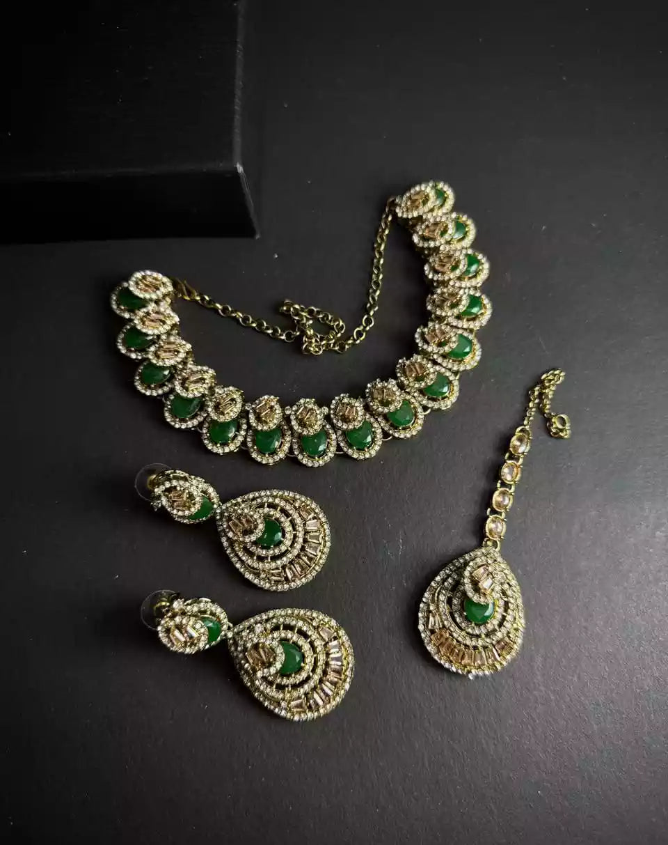 Zircon necklace set with teeka