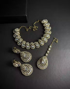 Zircon necklace set with teeka