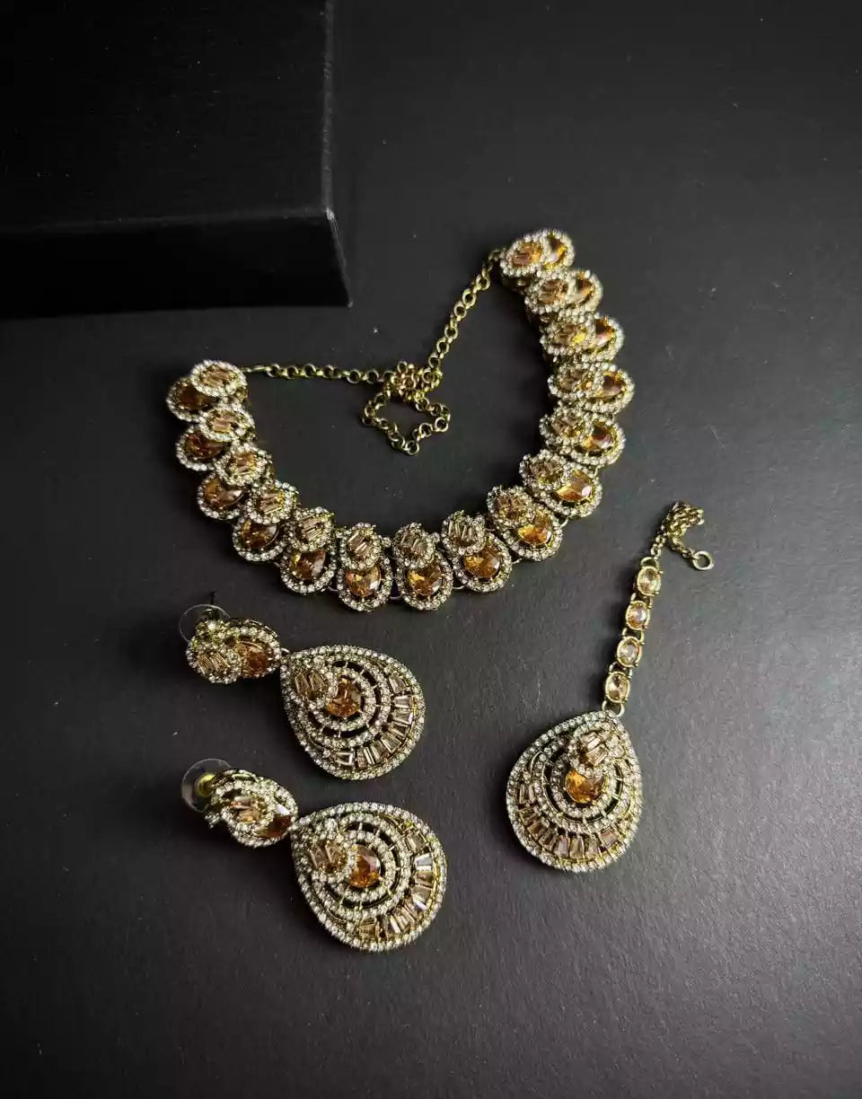 Zircon necklace set with teeka