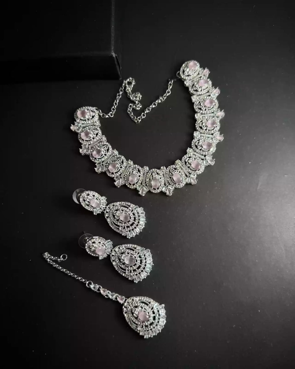 Zircon necklace set with teeka