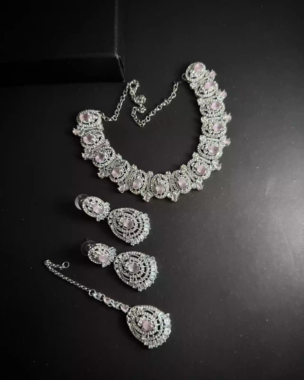 Zircon necklace set with teeka