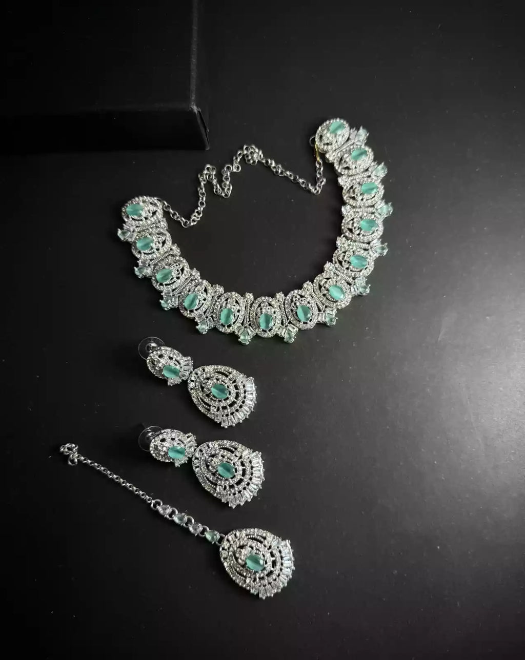 Zircon necklace set with teeka