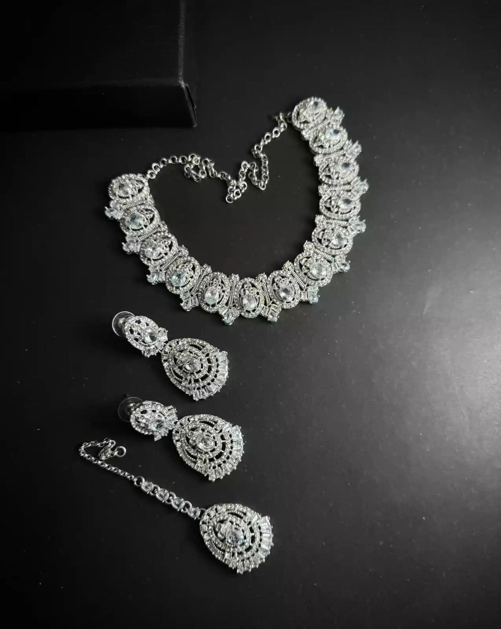 Zircon necklace set with teeka