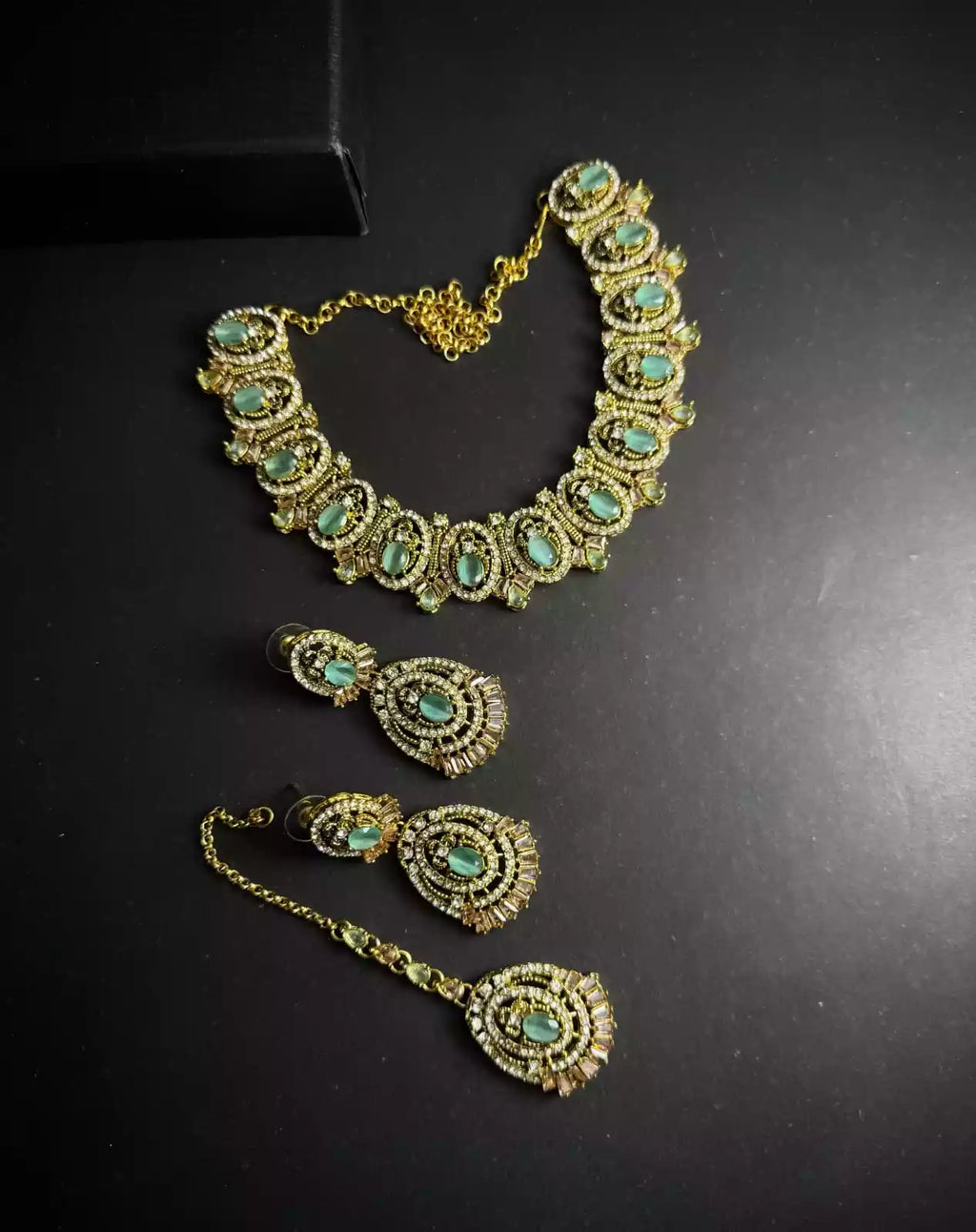 Zircon necklace set with teeka
