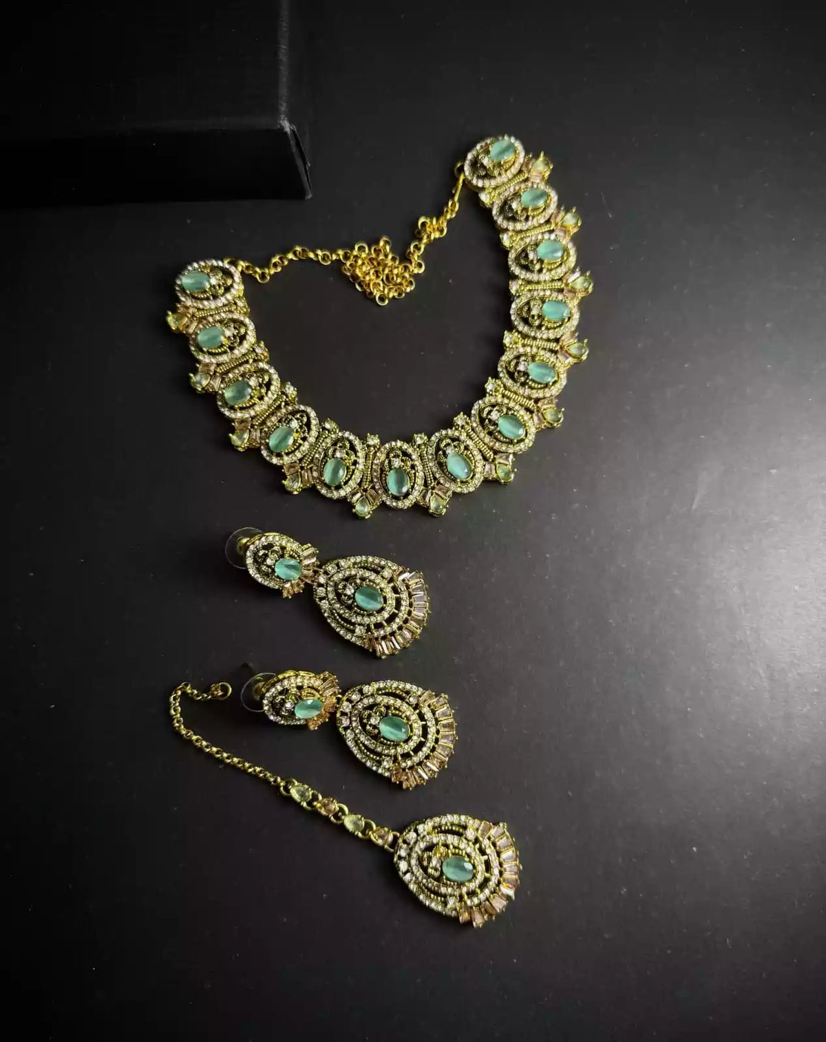 Zircon necklace set with teeka