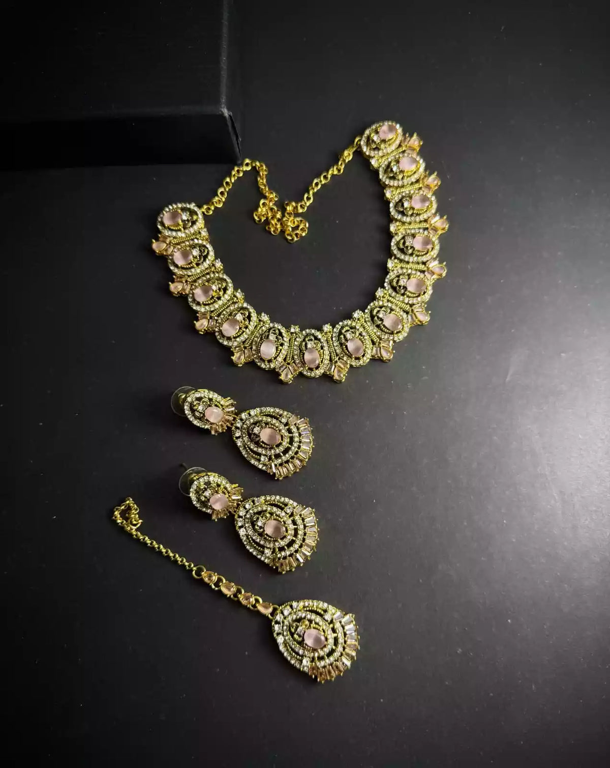 Zircon necklace set with teeka