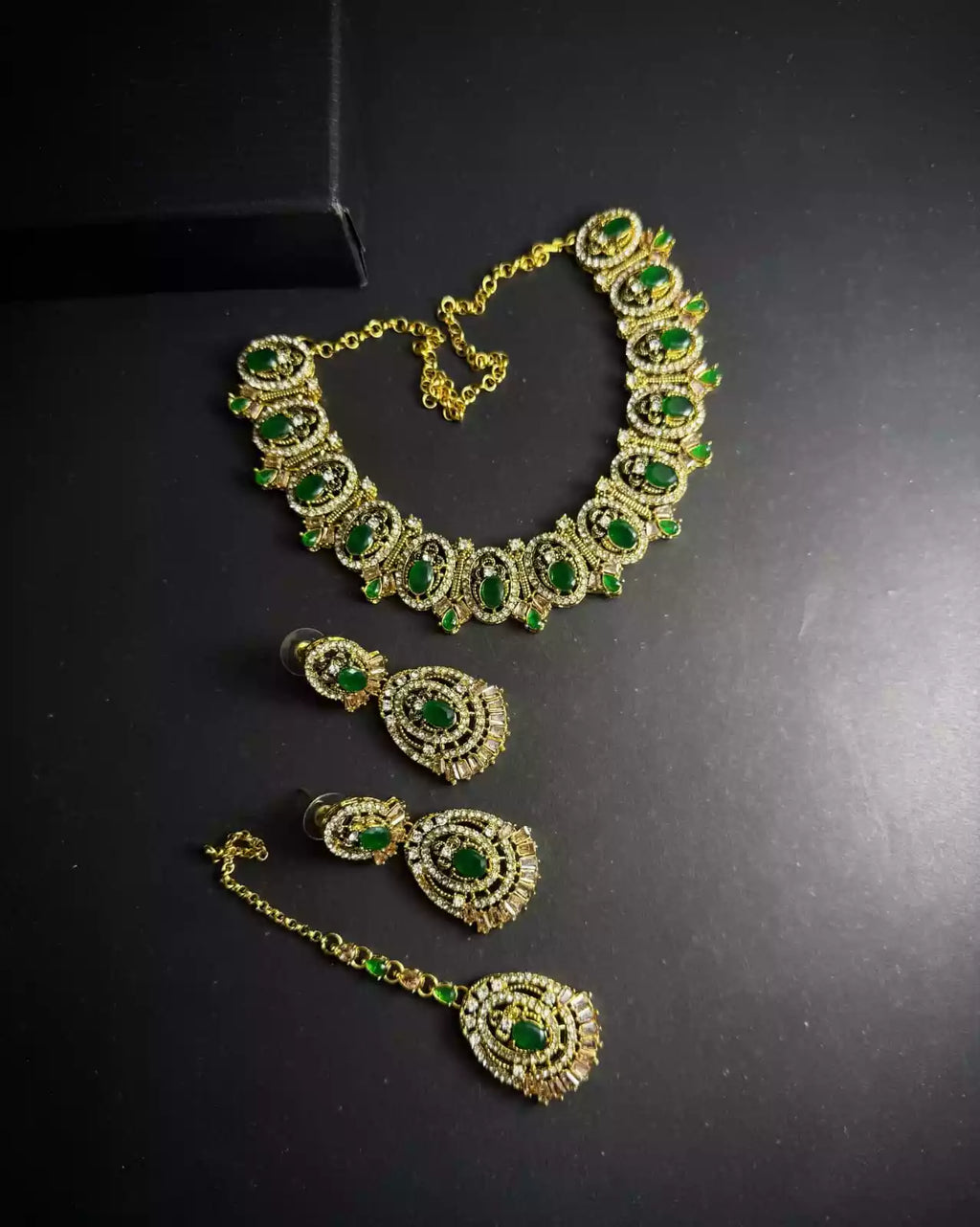 Zircon necklace set with teeka