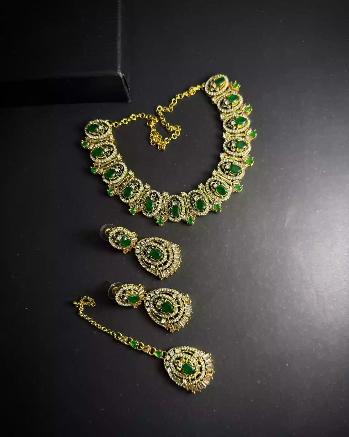 Zircon necklace set with teeka