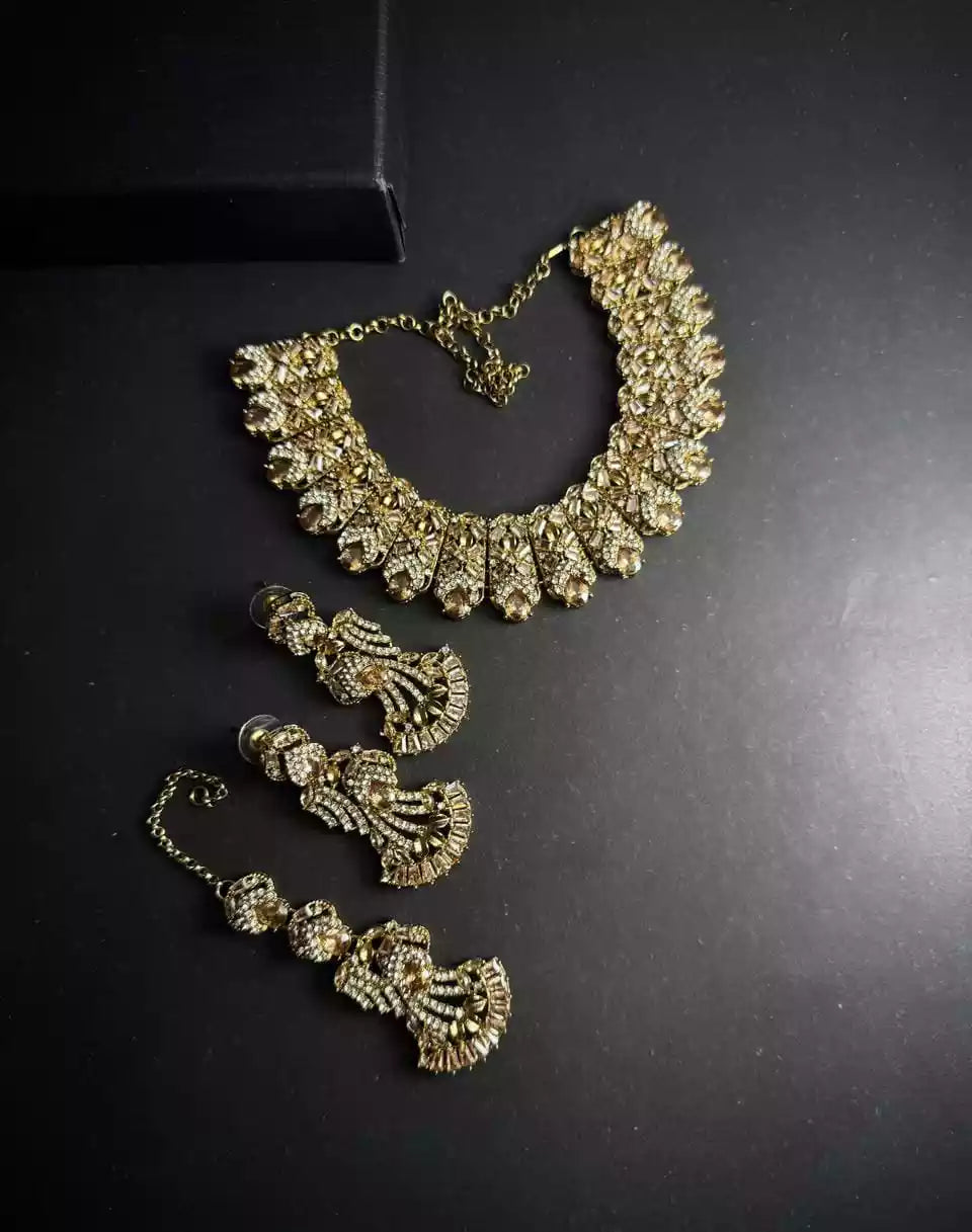 Zircon necklace set with teeka