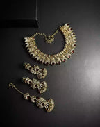 Zircon necklace set with teeka