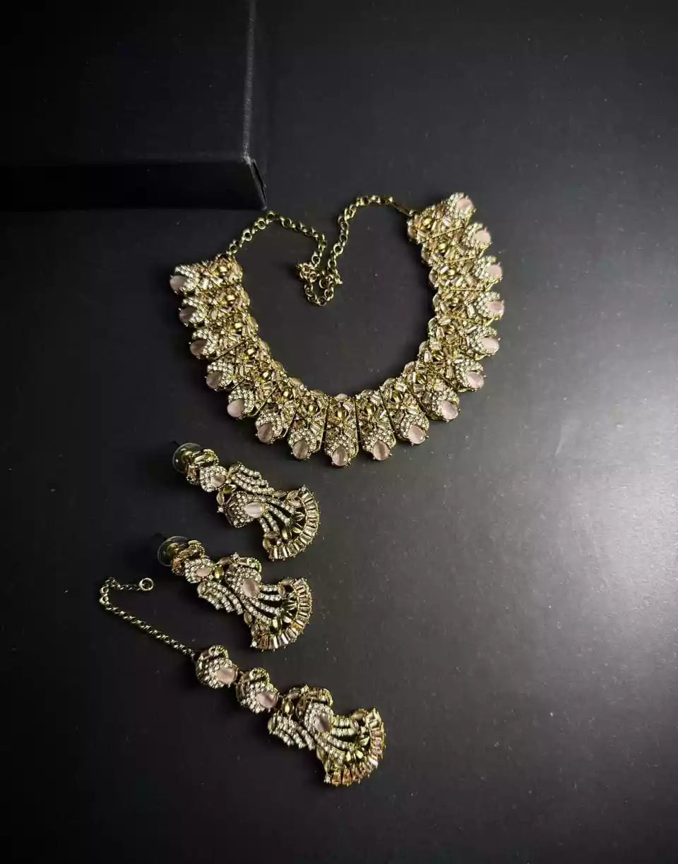 Zircon necklace set with teeka