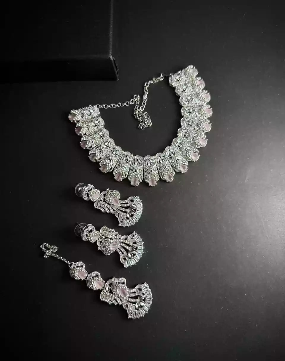 Zircon necklace set with teeka