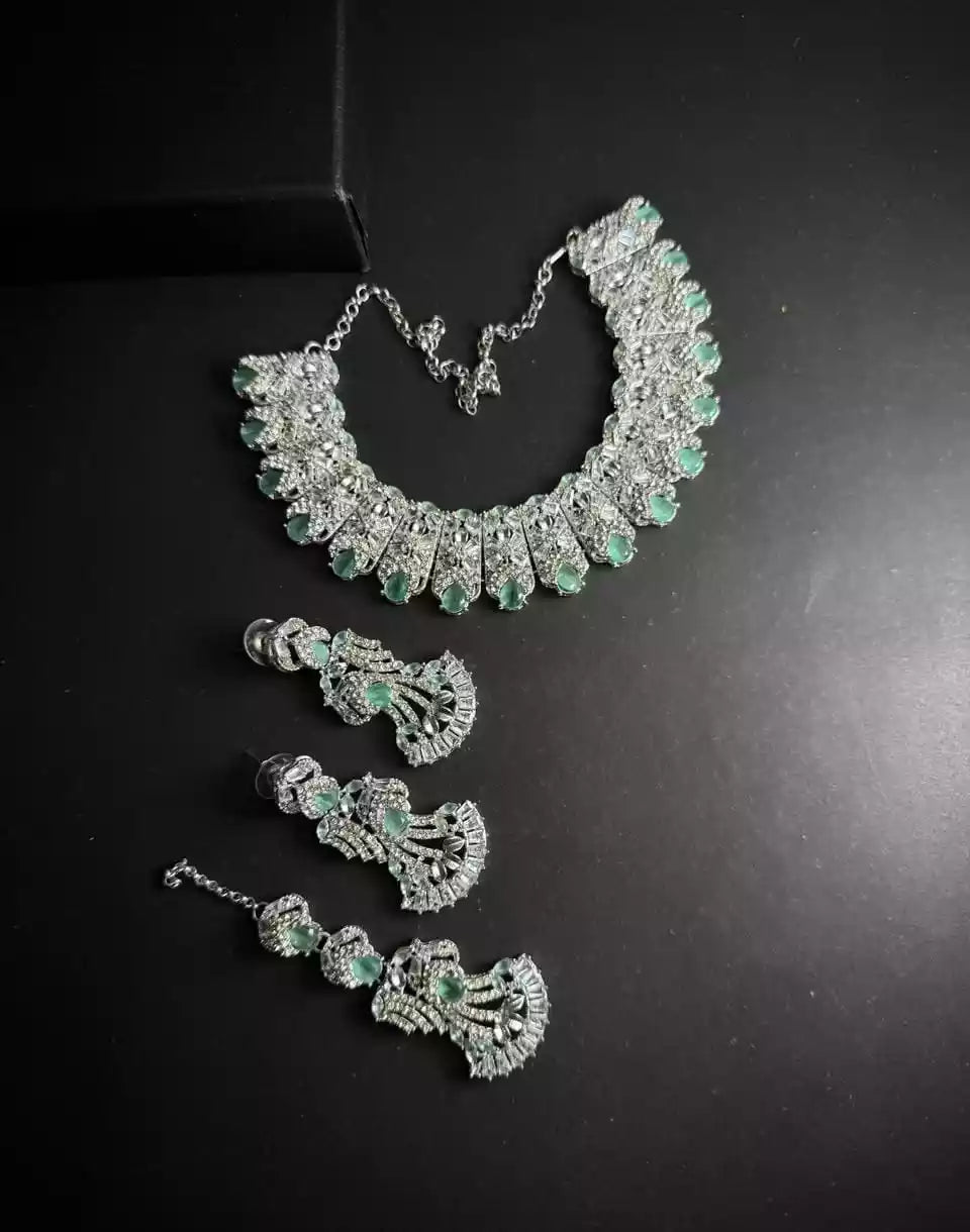 Zircon necklace set with teeka Secondary image