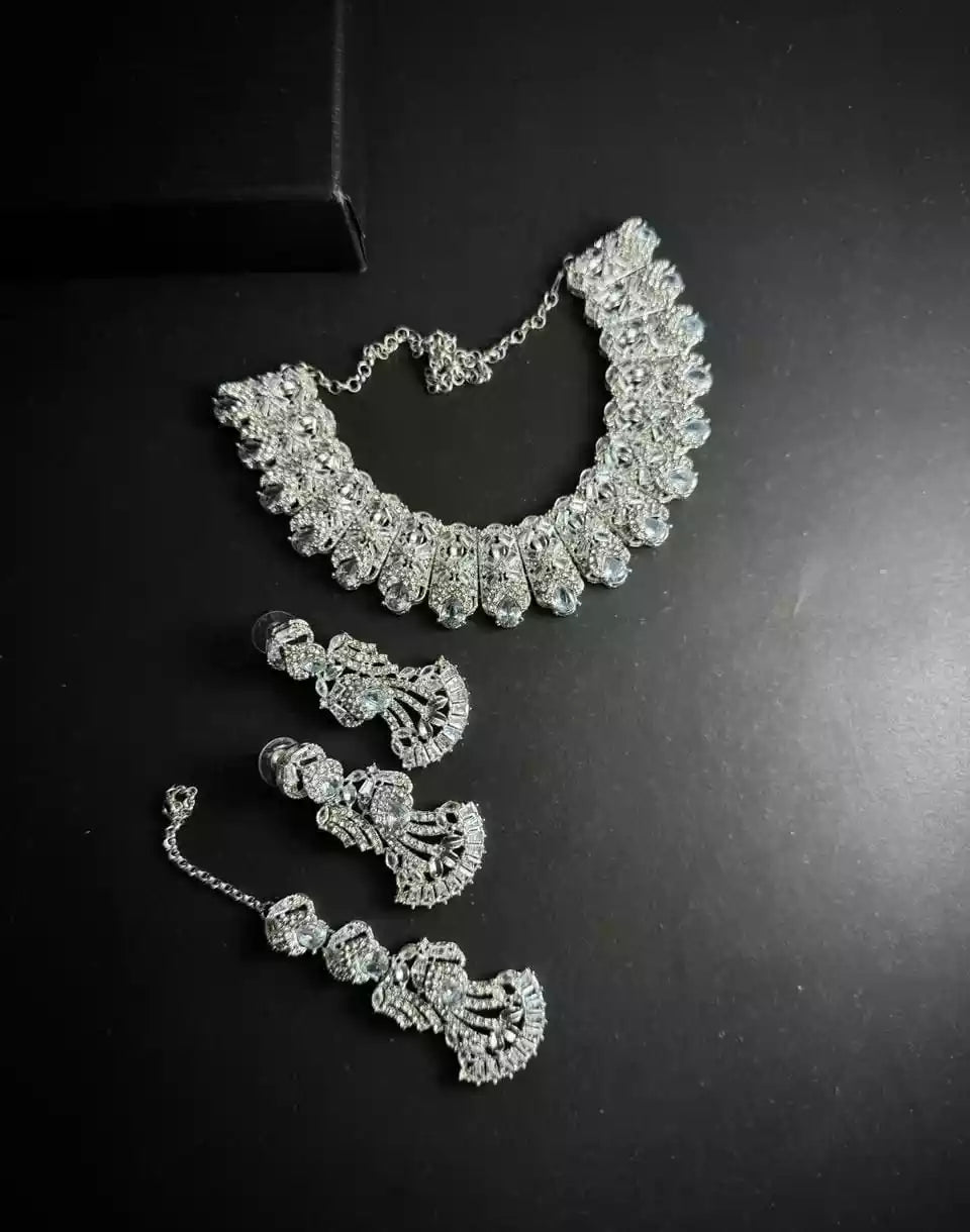 Zircon necklace set with teeka