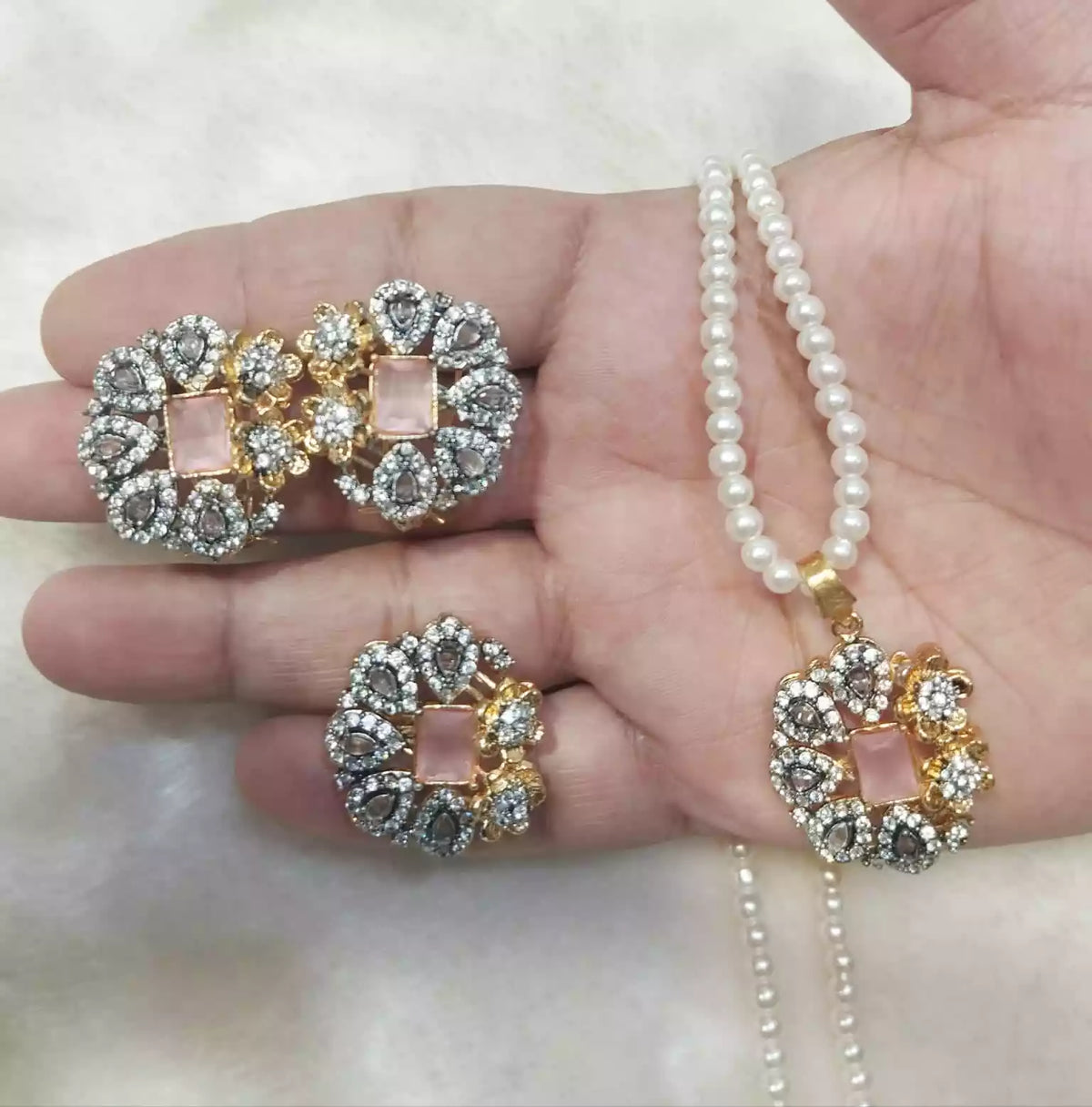 Zircon pendant set with ring Main image