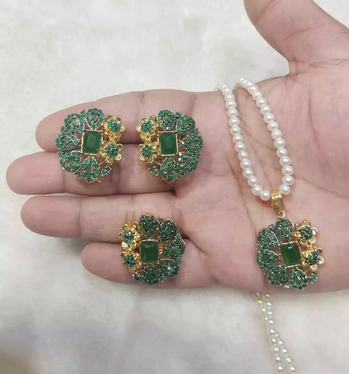 Zircon pendant set with ring