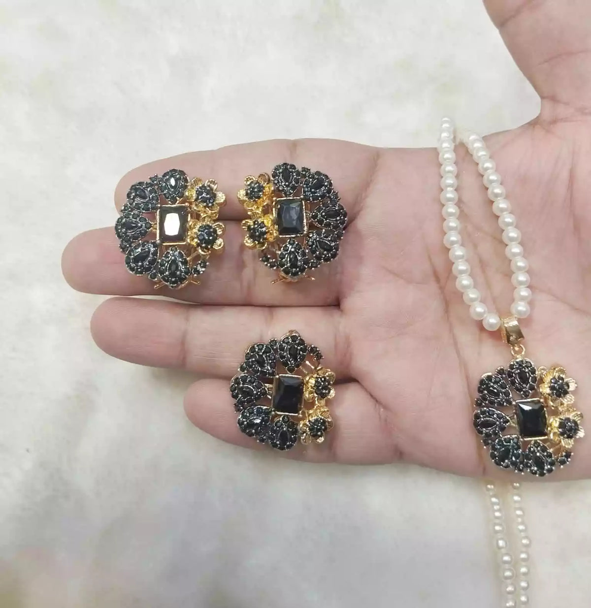 Zircon pendant set with ring