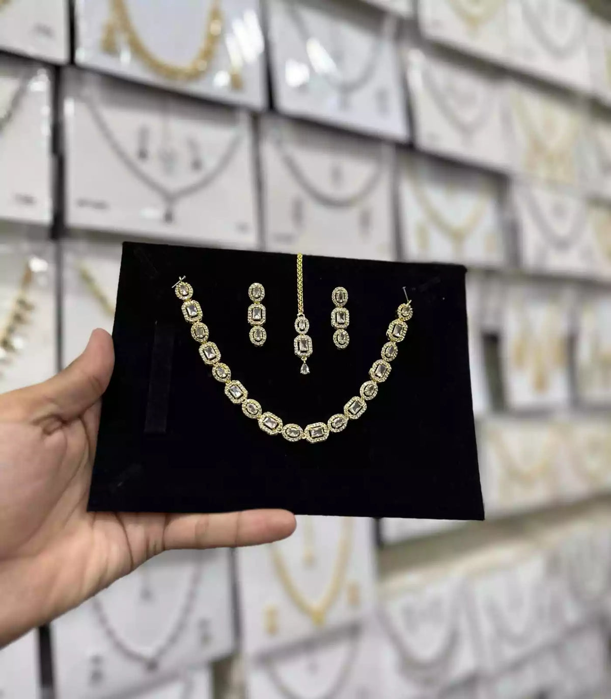 Zircon necklace set with teeka