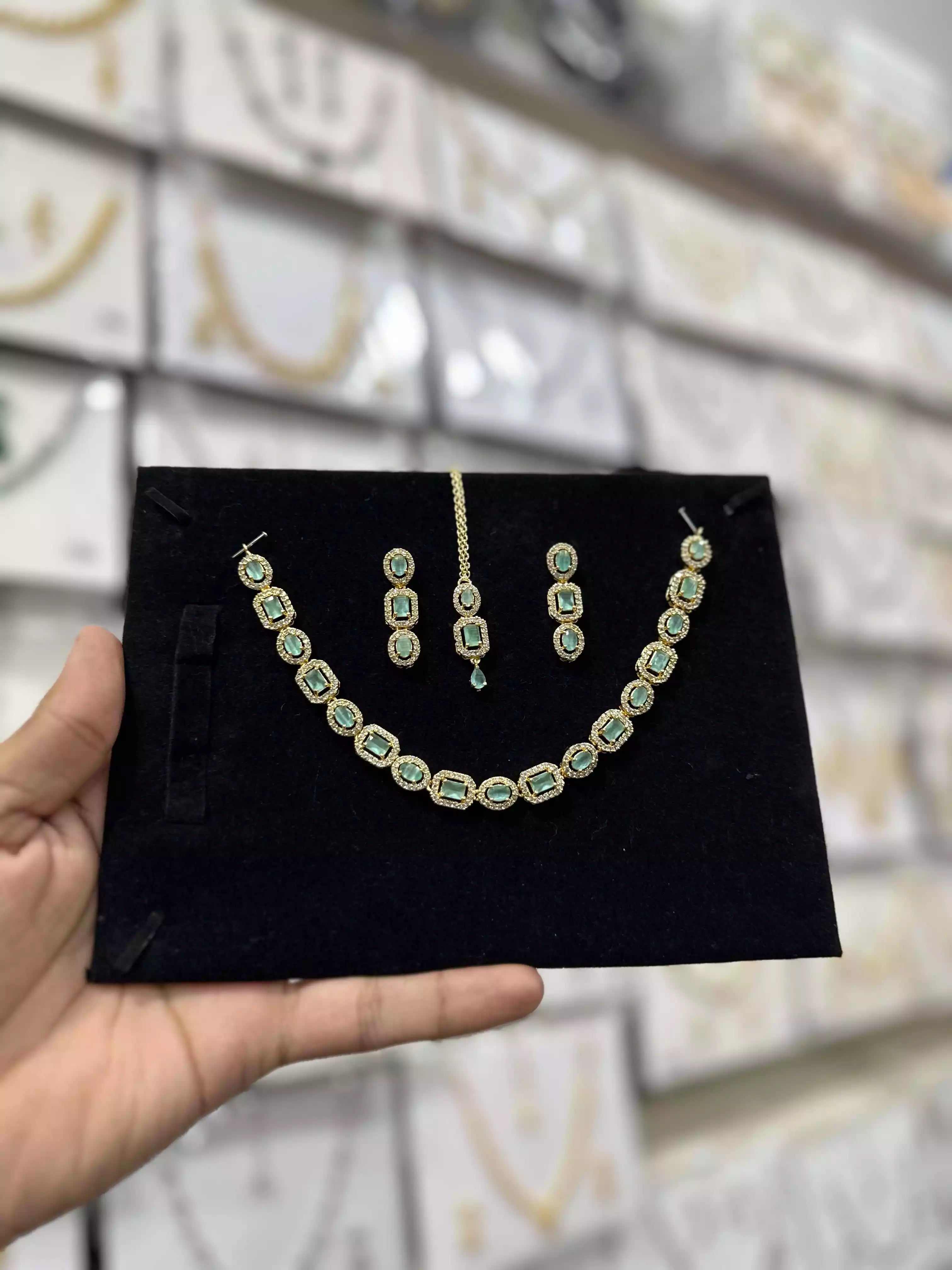 Zircon necklace set with teeka Secondary image