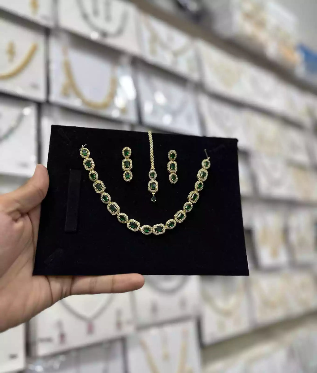 Zircon necklace set with teeka
