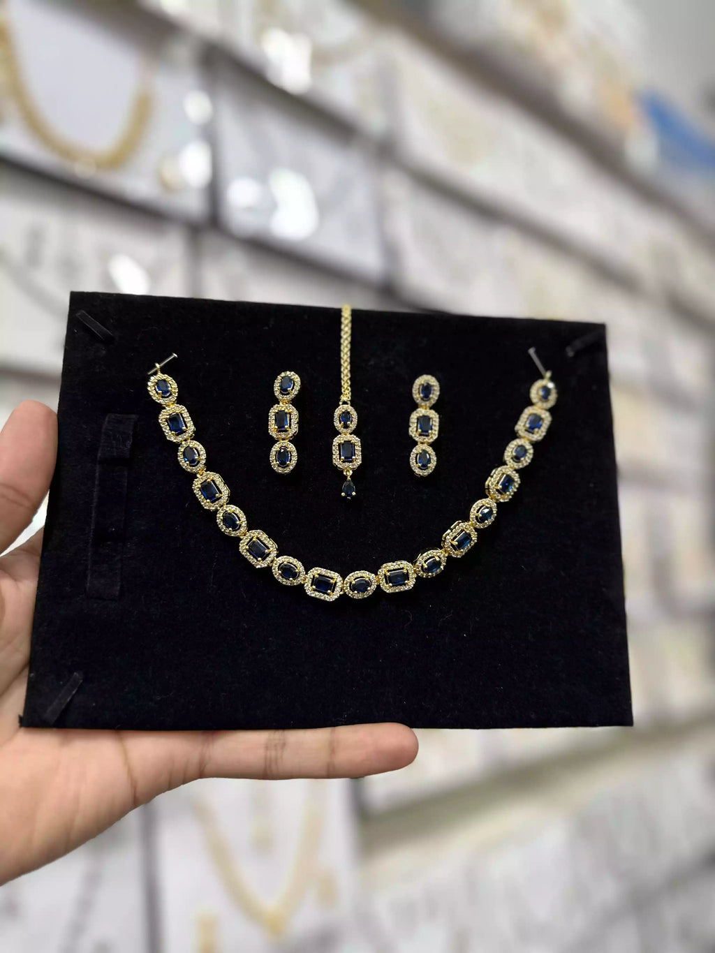 Zircon necklace set with teeka
