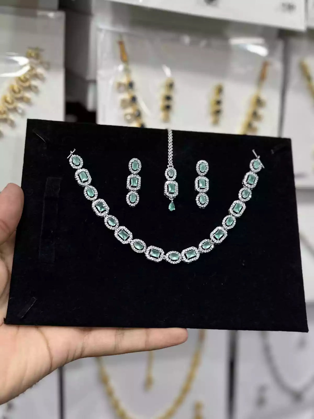 Zircon necklace set with teeka