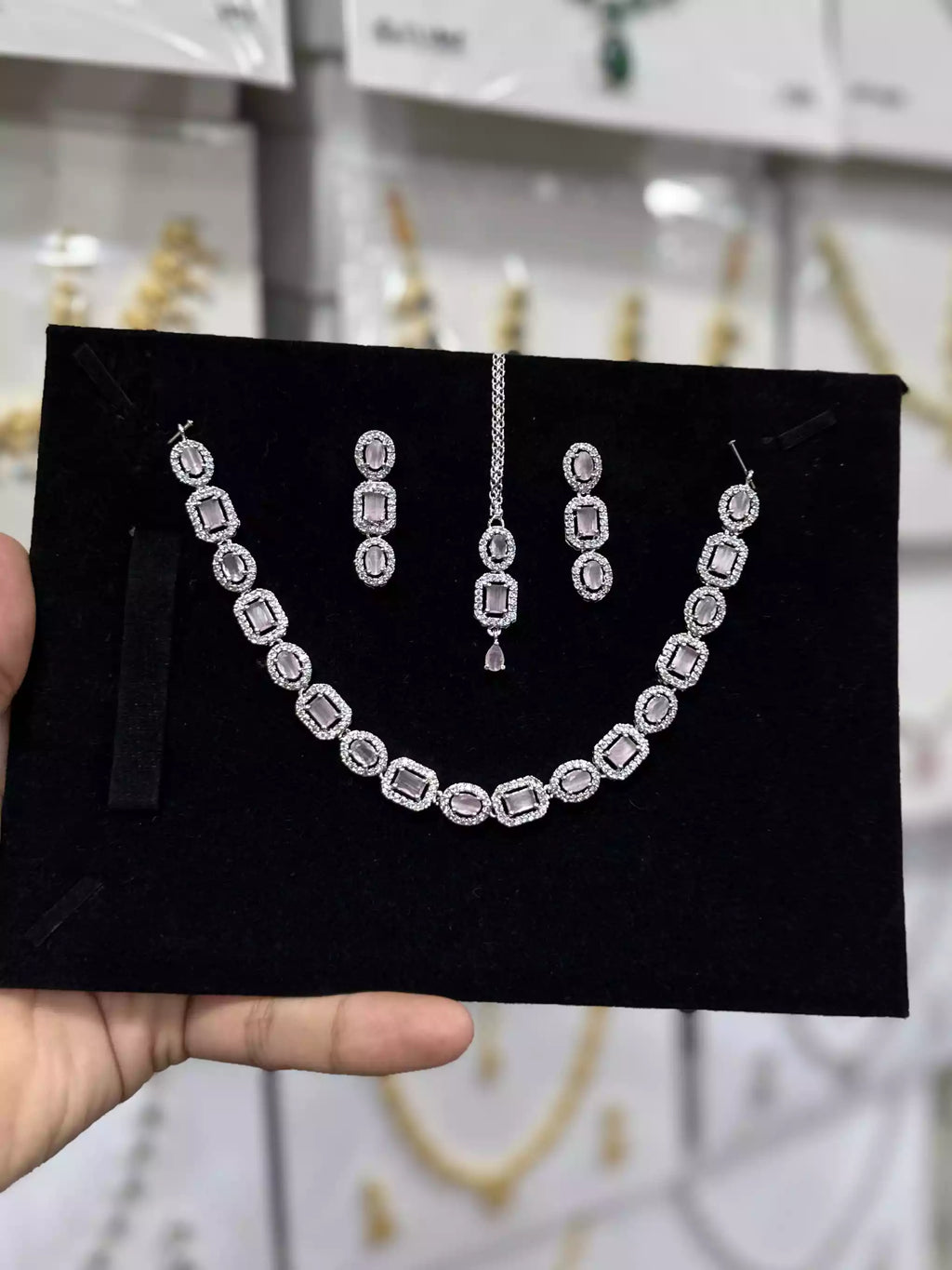 Zircon necklace set with teeka