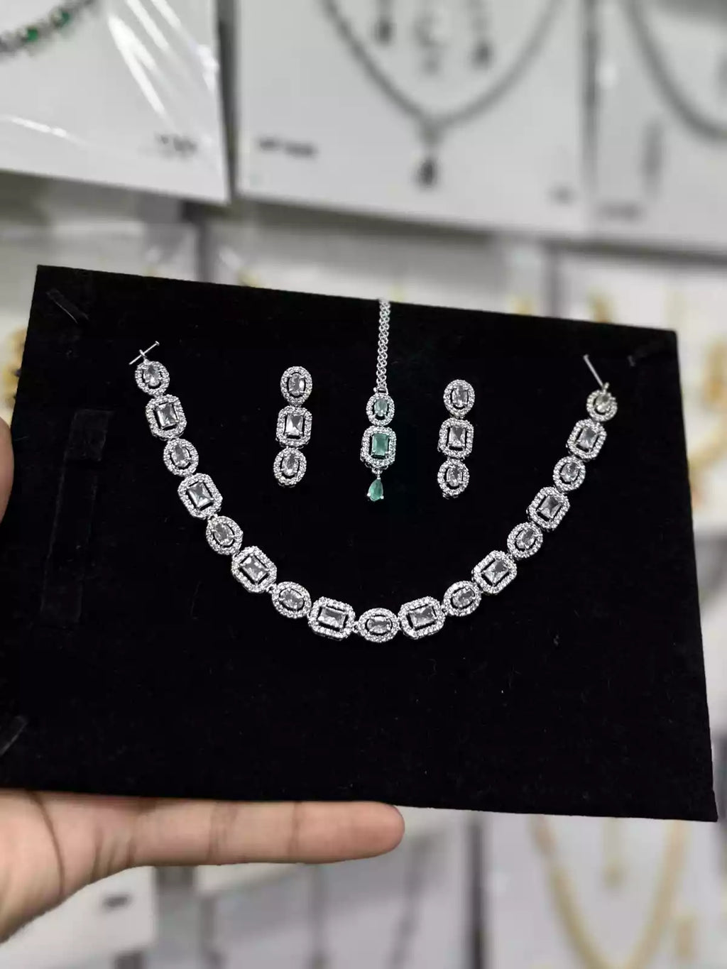 Zircon necklace set with teeka