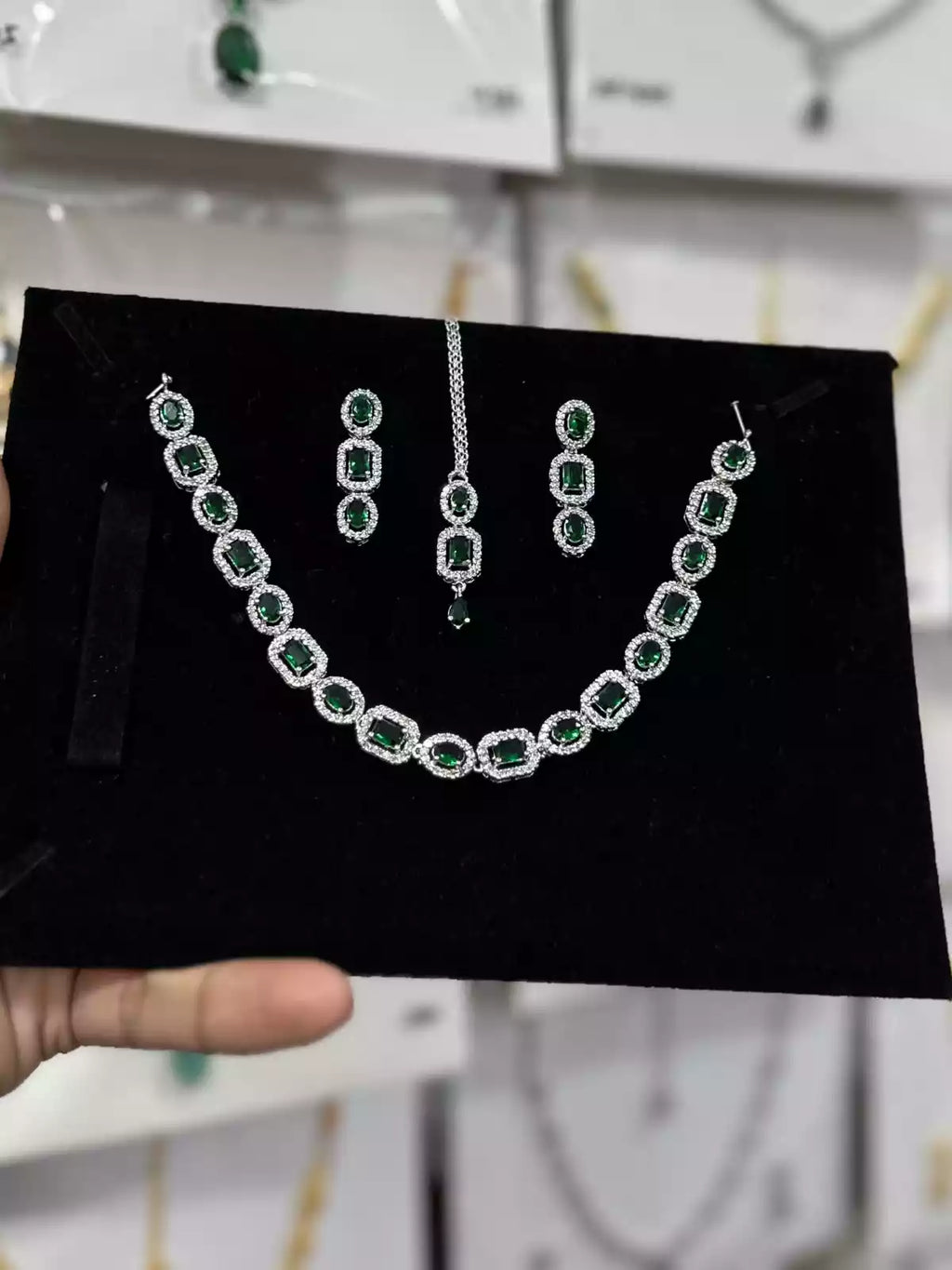 Zircon necklace set with teeka