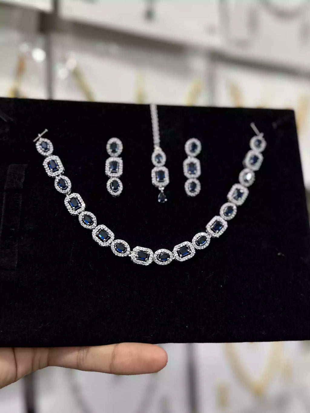 Zircon necklace set with teeka