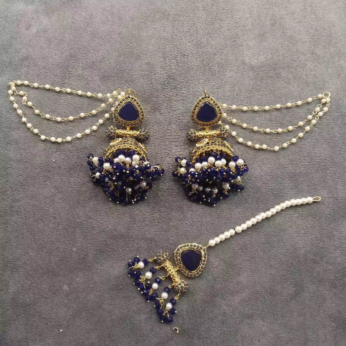 Elegant jhumki teeka with saharay