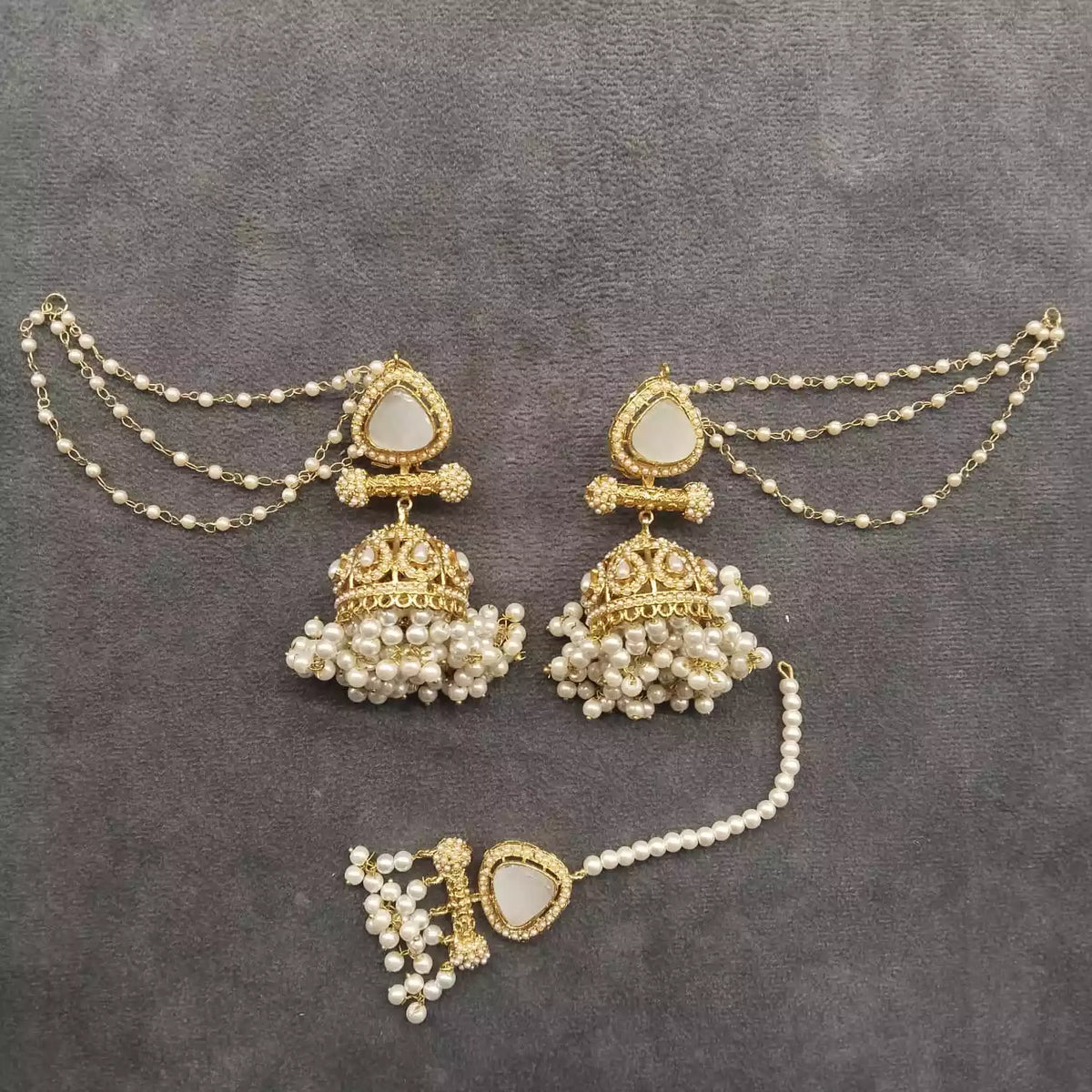 Elegant jhumki teeka with saharay