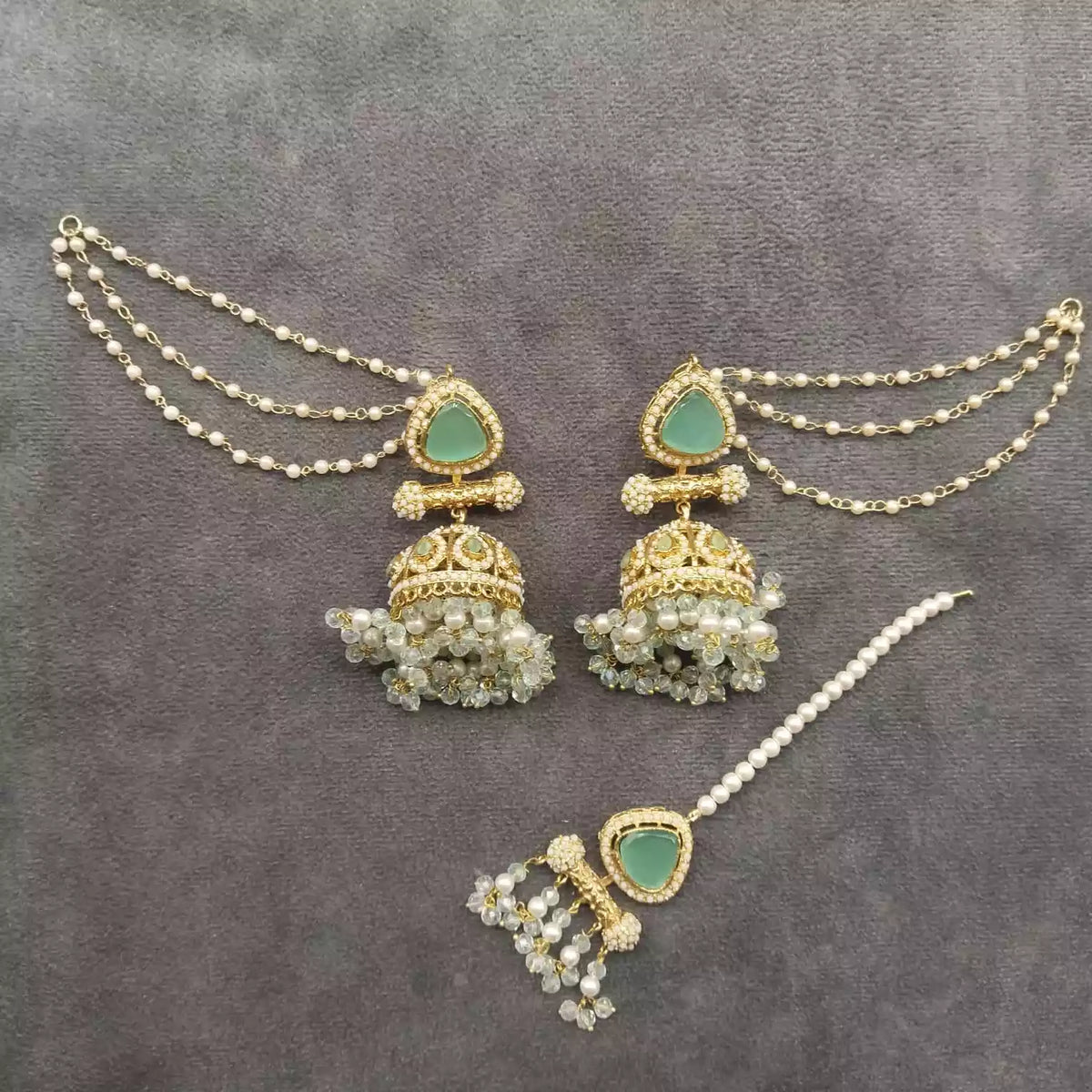 Elegant jhumki teeka with saharay