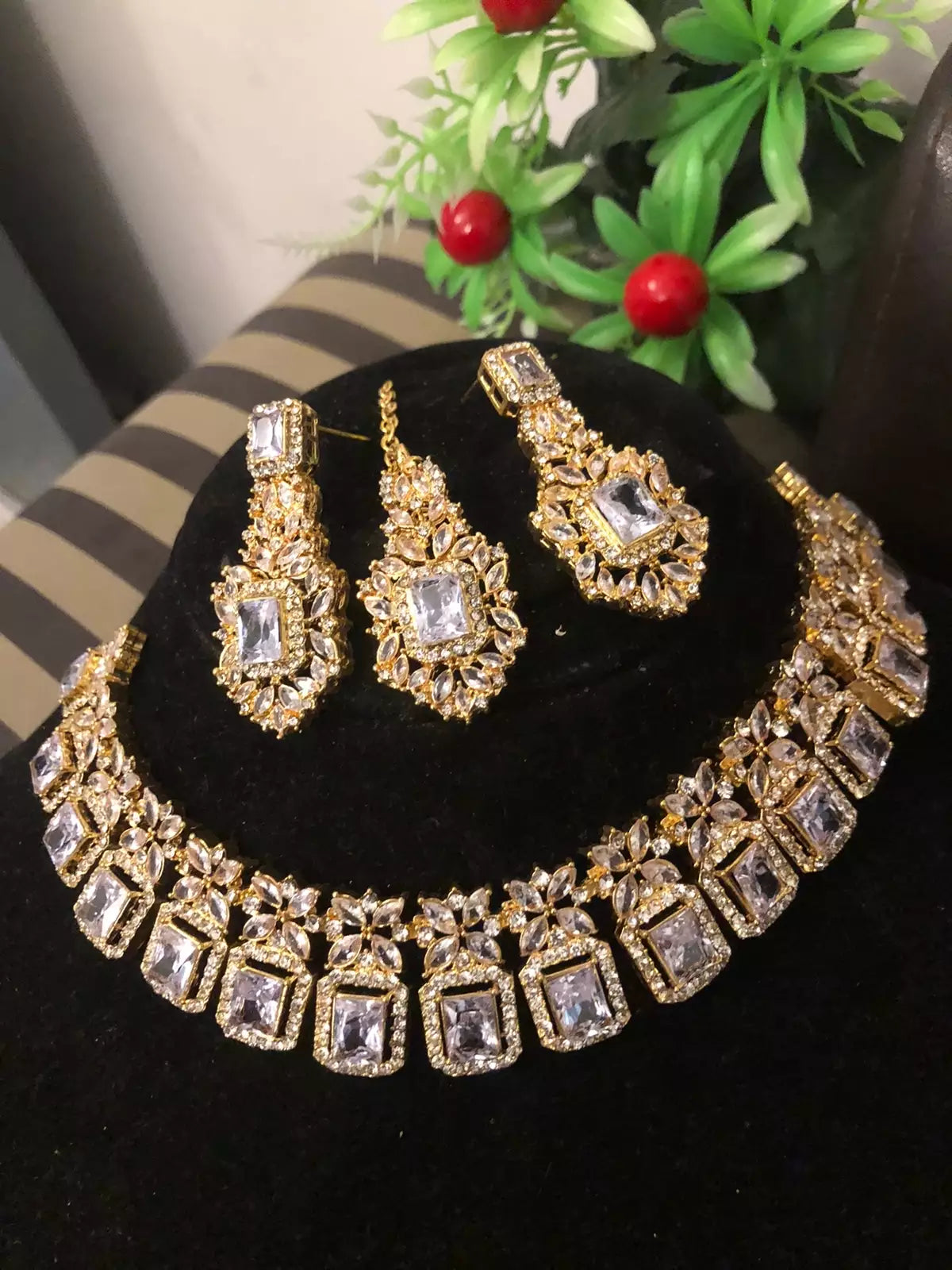 Pure zircon necklace set with teeka