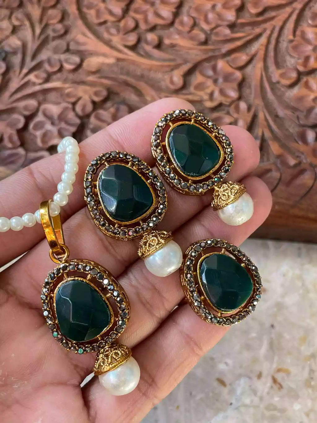 Zircon pendant set with ring