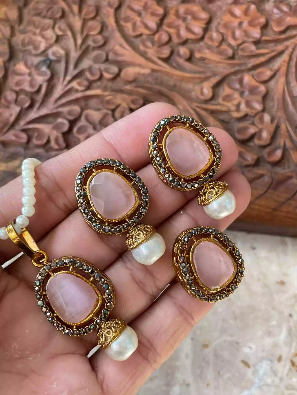 Zircon pendant set with ring