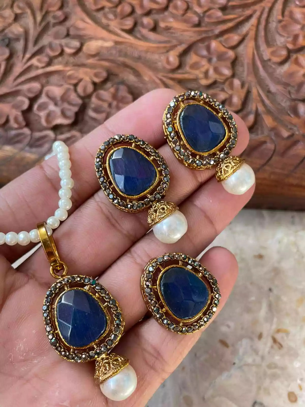 Zircon pendant set with ring