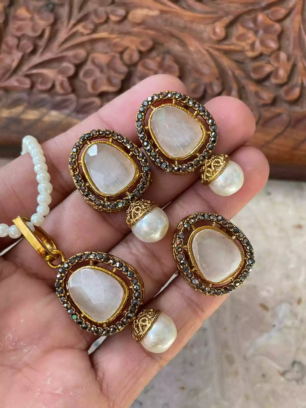 Zircon pendant set with ring