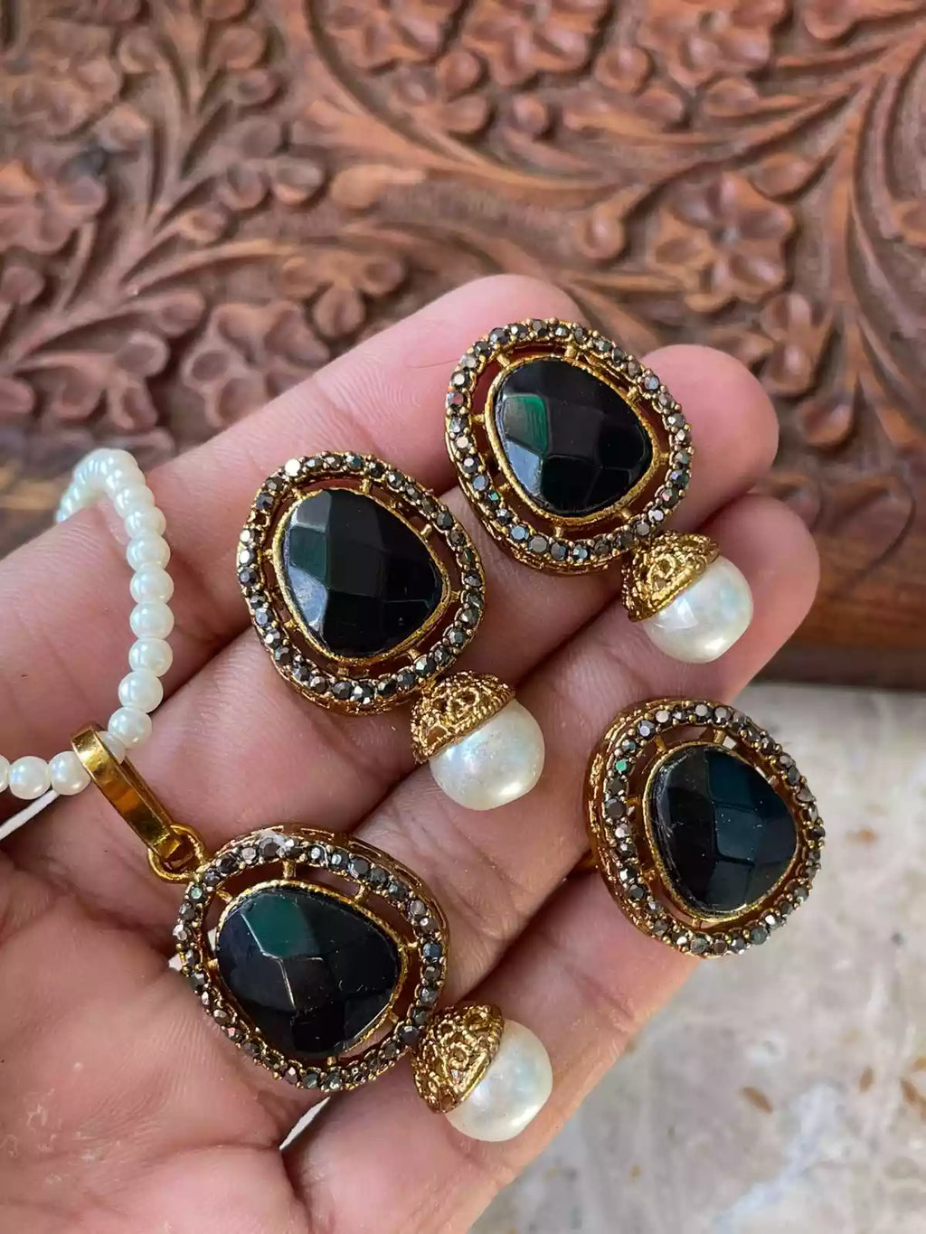 Zircon pendant set with ring