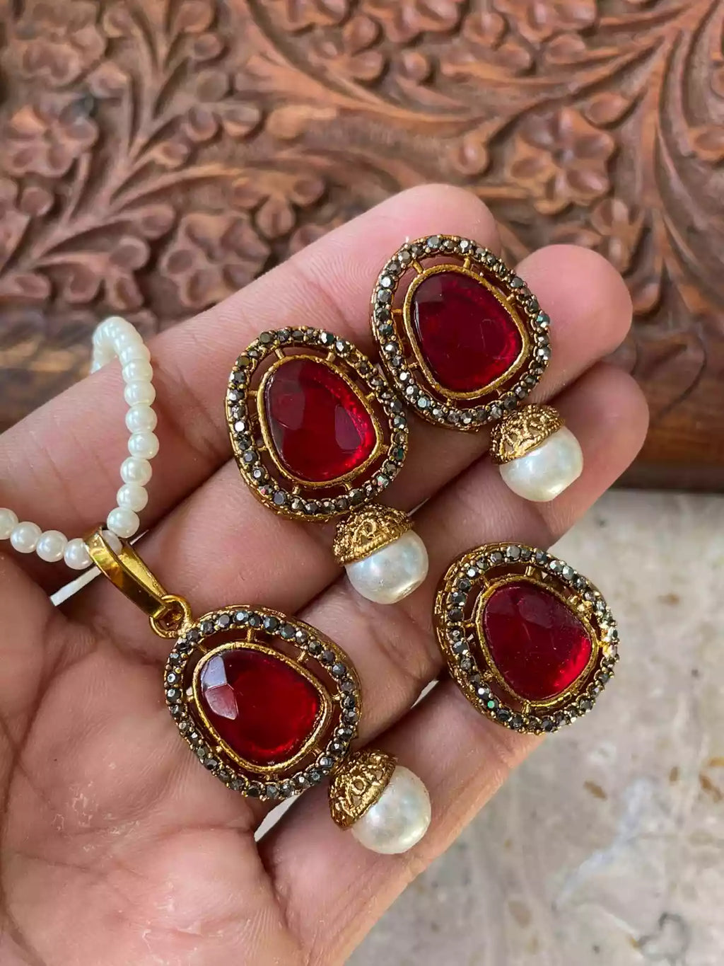 Zircon pendant set with ring