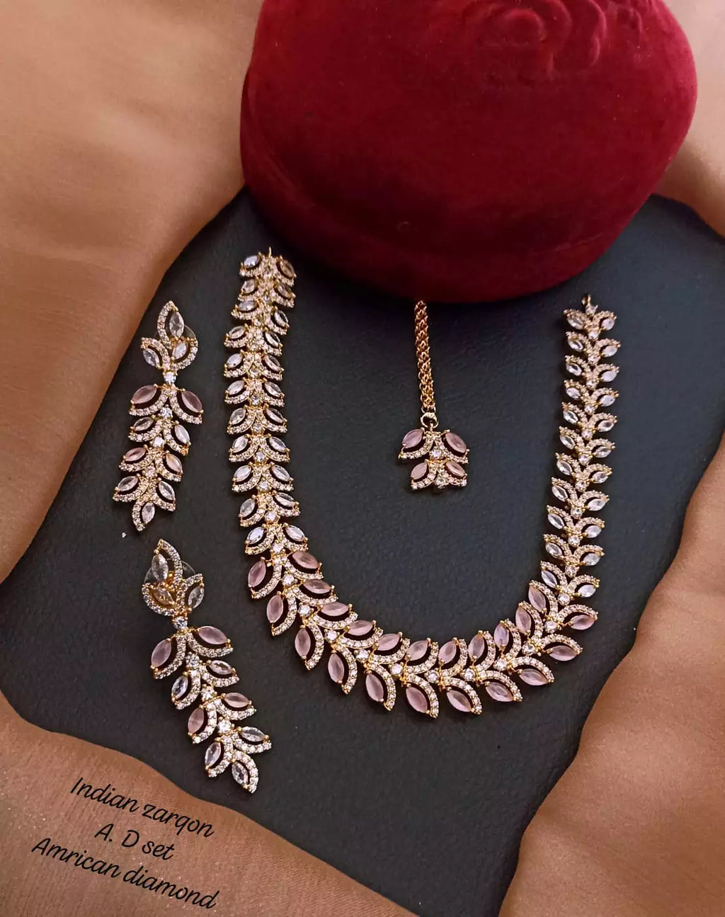 Zircon necklace set with teeka