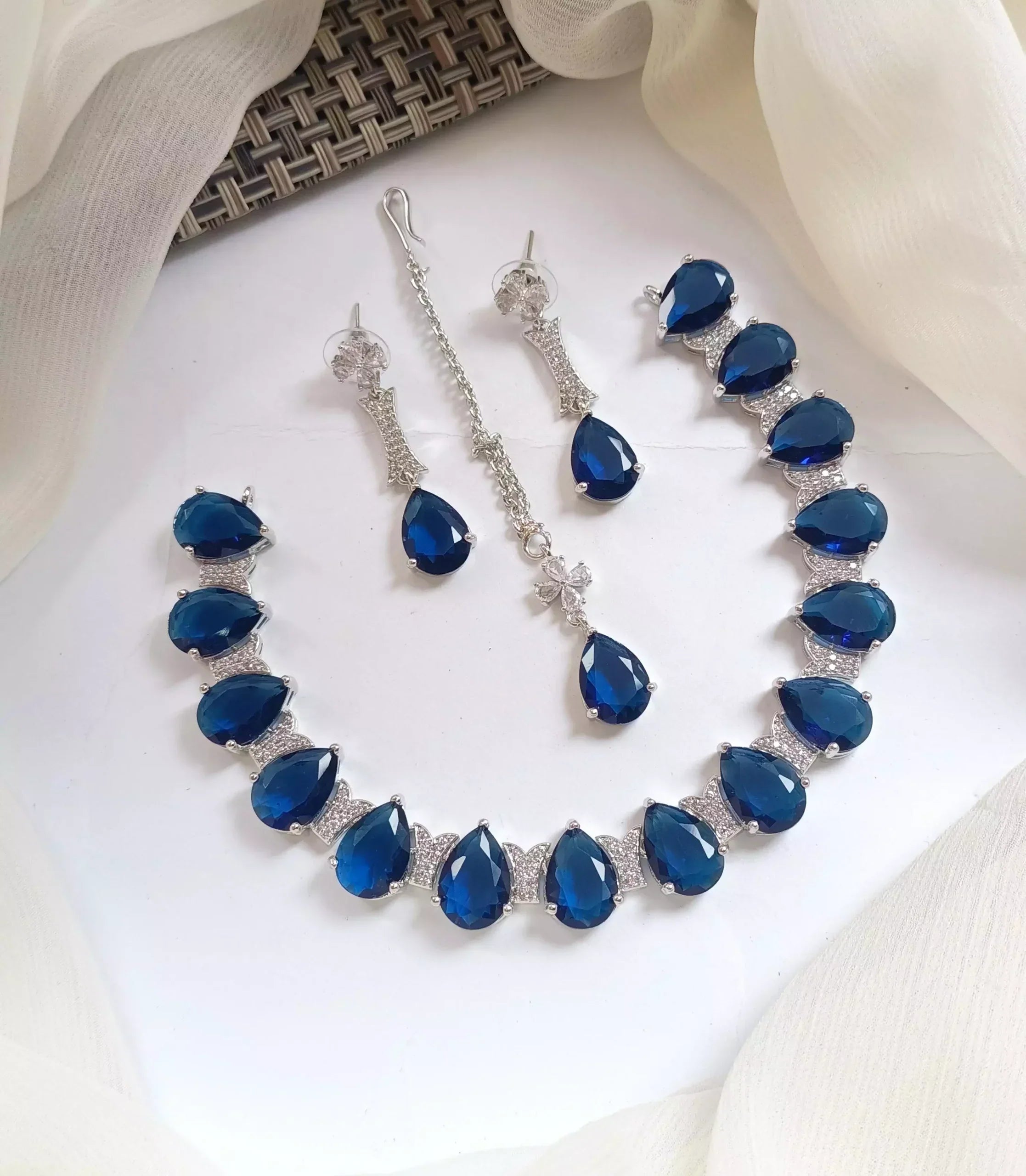 Big stone necklace set with teeka