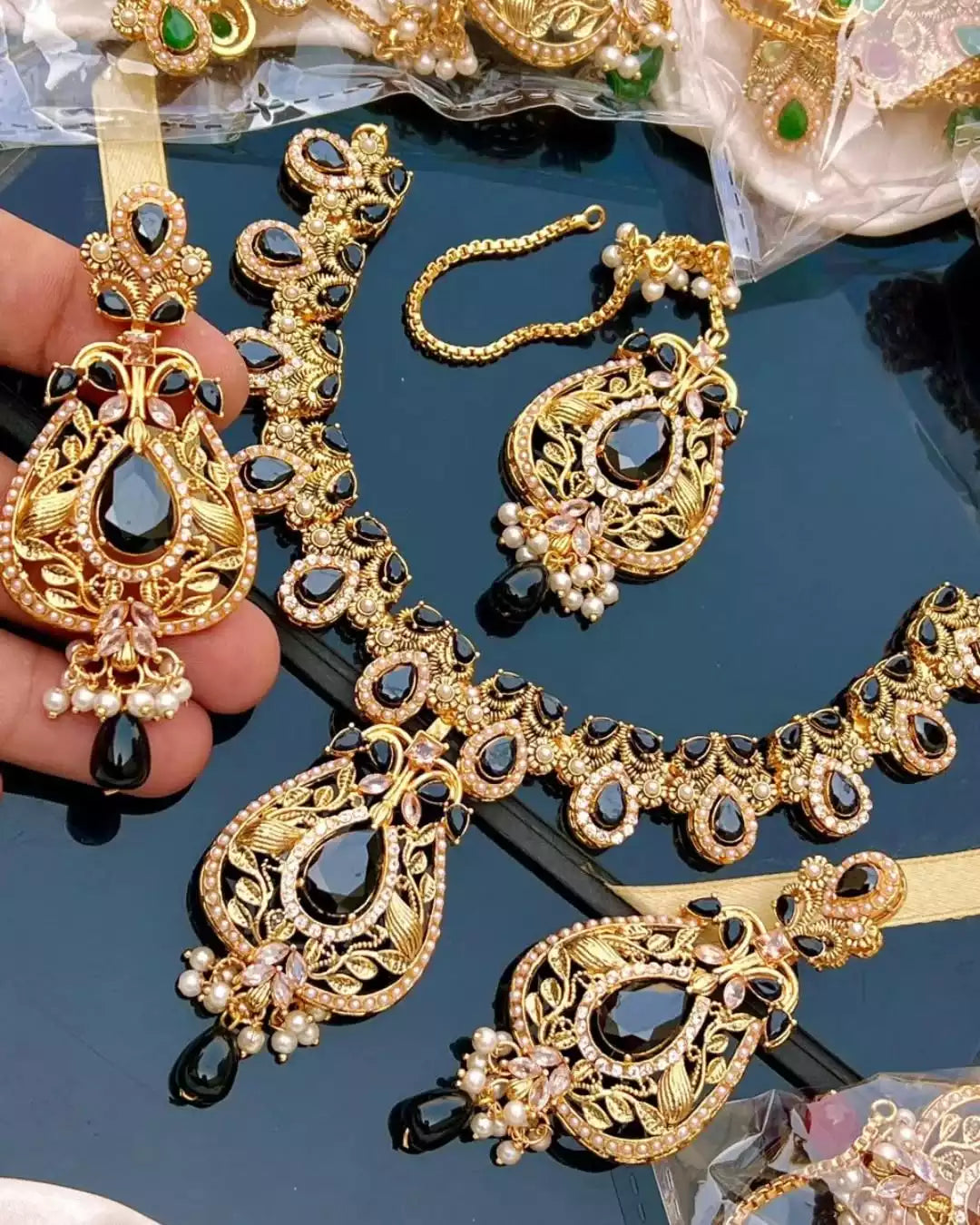 Gold plated designer set Secondary image